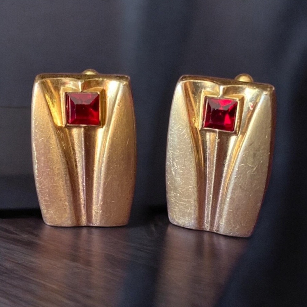 Speidel gold tone with red rhinestone men’s cuff links. Vintage